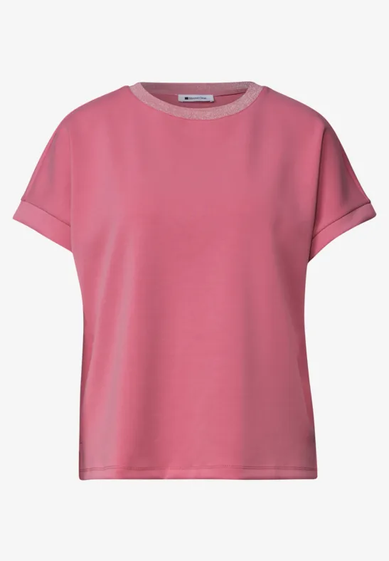 Ein schlichtes, rosafarbenes T-Shirt mit kurzen Ärmeln und Rundhalsausschnitt.