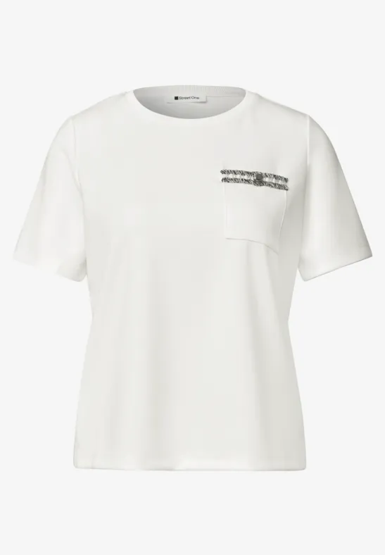 Wit T-shirt met korte mouwen, borstzak en subtiele zwarte tekst op de voorzijde.
