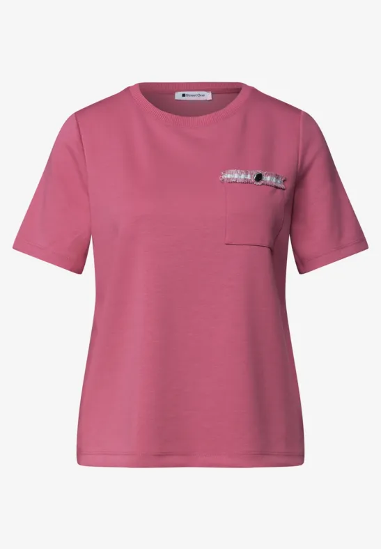 Rosafarbenes T-Shirt mit kurzen Ärmeln und kleinem Brusttaschen-Detail.