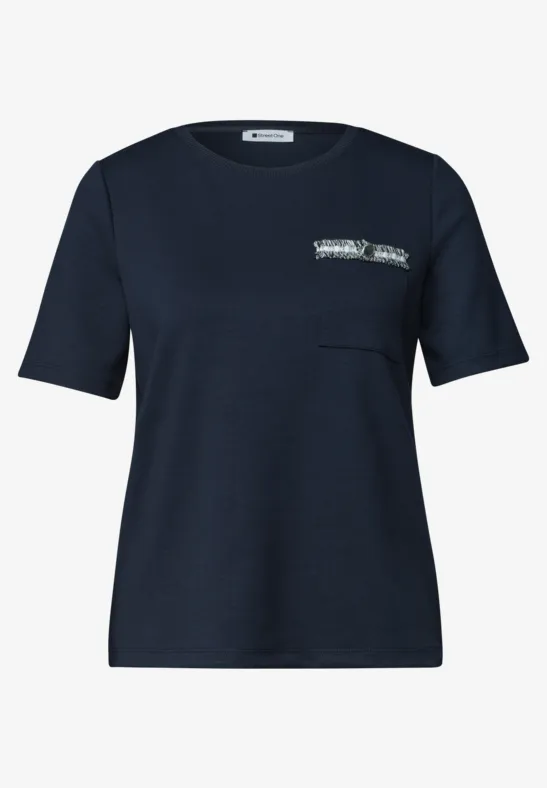 Navyblaues T-Shirt mit kurzen Ärmeln, Rundhalsausschnitt und kleiner Brusttasche.