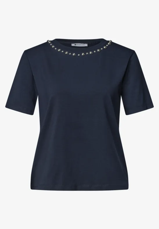 Dunkelblaues T-Shirt mit kurzen Ärmeln und dekorativem Metall-Kettendetail am Rundhalsausschnitt.