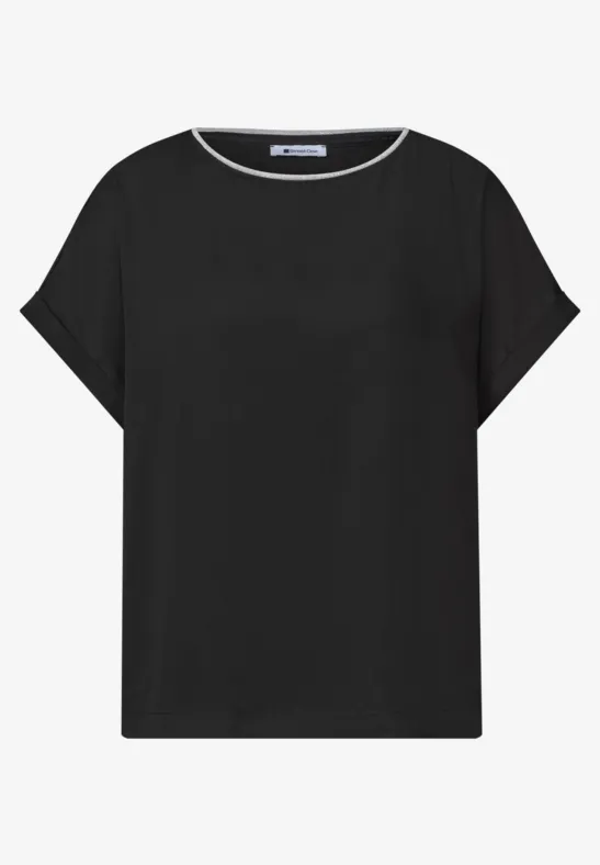 Schwarzes kurzärmeliges T-Shirt mit Rundhalsausschnitt vor weißem Hintergrund.