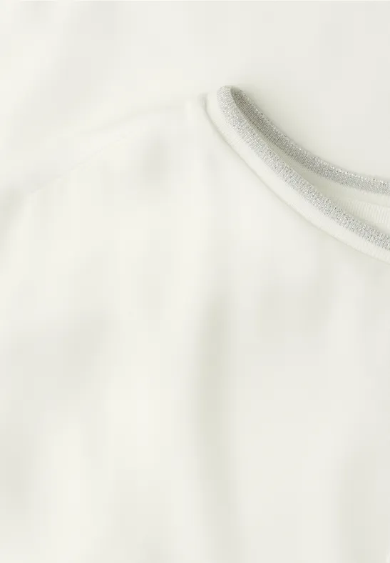 Nahaufnahme eines weißen Stoffes mit grauen Saum-Details.