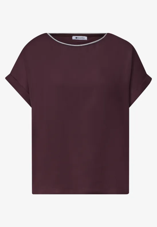 Weit geschnittenes Kurzarmshirt mit Rundhalsausschnitt in kräftigem Pflaumenton.