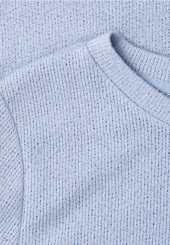 Hellblauer, grobgestrickter Pullover mit Rundhalsausschnitt