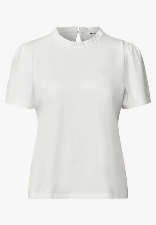 Witte blouse met korte mouwen en geplooide opstaande kraag.