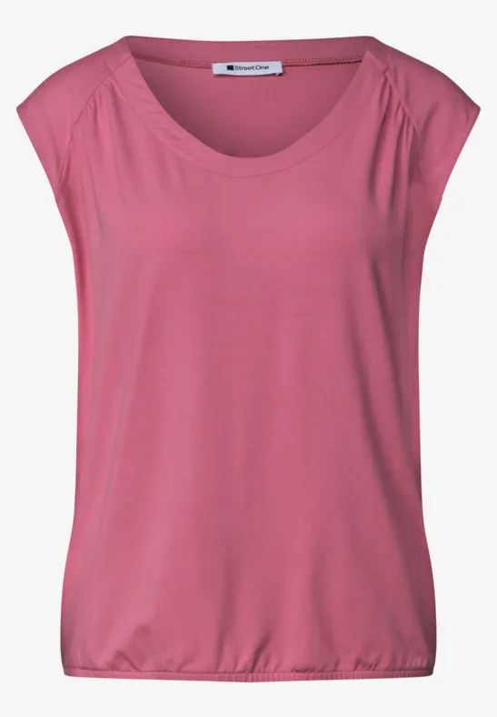 Roze damestop met brede ronde hals en overslaande schouders.