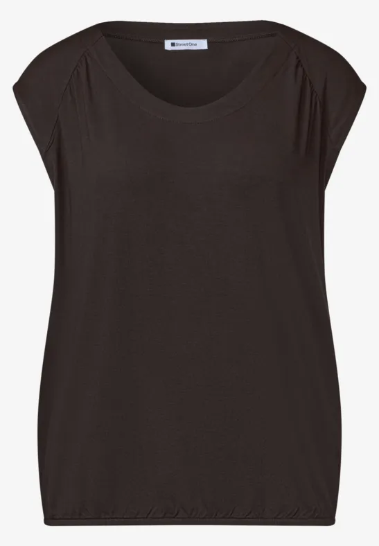 Zwart T-shirt met vleermuismouwen en ronde hals, losse pasvorm.