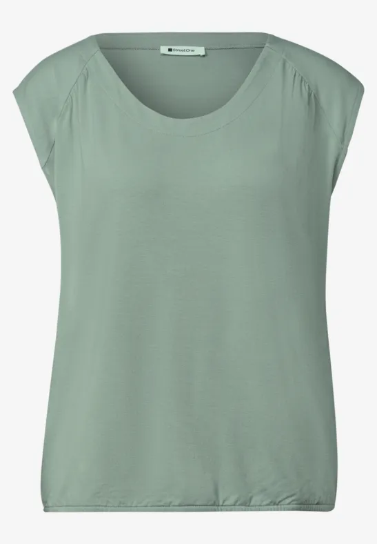 Locker geschnittenes ärmelloses Damen-Shirt in zartem Pastellgrün mit Rundhalsausschnitt.