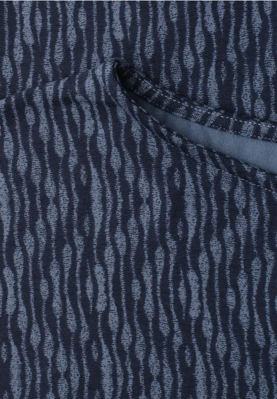Dunkelblaues Hemd mit hellblauem Wellenmuster und seitlicher Tasche.