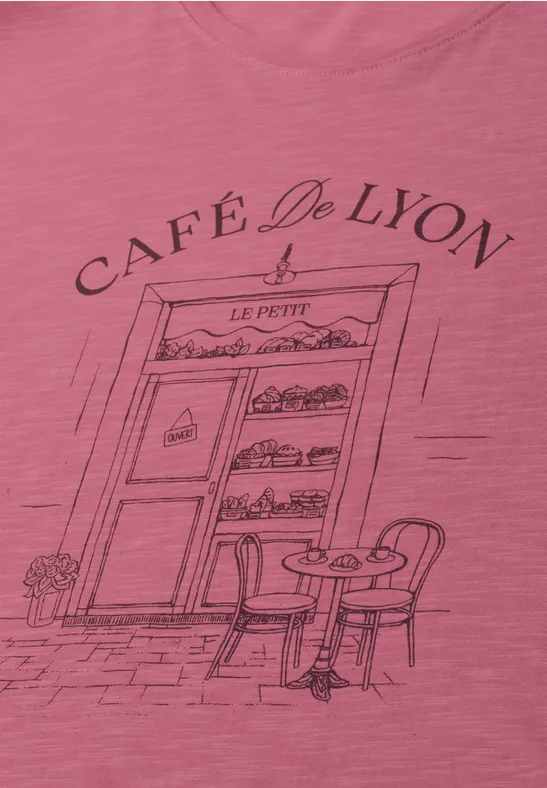 Illustration d'un petit café 'Café de Lyon' avec table, chaises et fleurs devant la vitrine