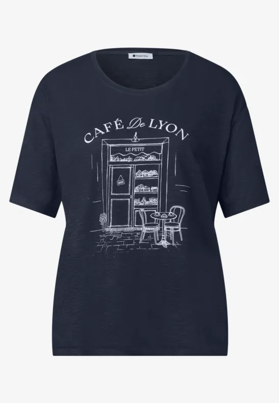 Dunkelblaues T-Shirt mit weißer Zeichnung einer Café-Fassade 'Café de Lyon' und Terrasse.