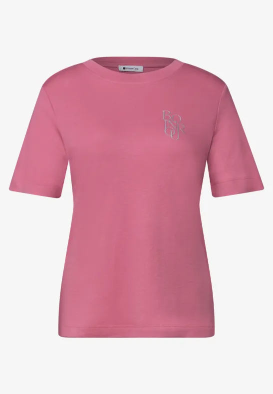Ein schlichtes pinkfarbenes T-Shirt mit kurzen Ärmeln und dezentem Logo auf der Brust.