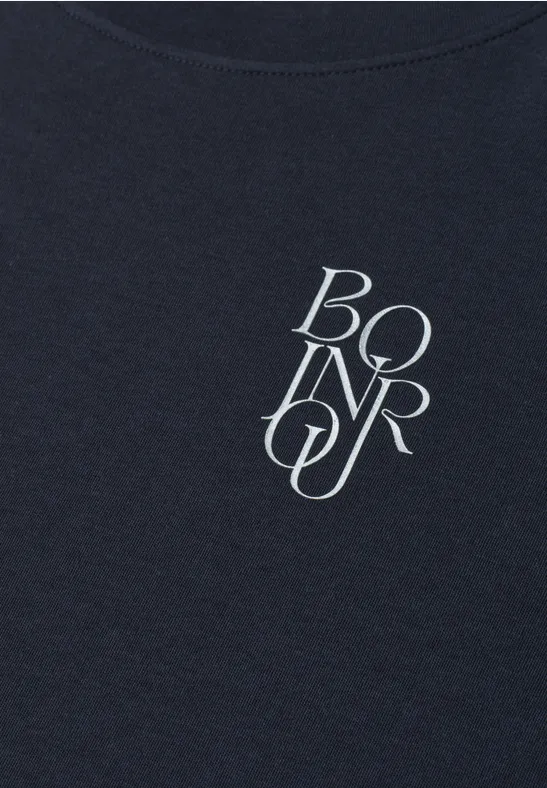 Dunkelblaues T-Shirt mit weißem Schriftzug 'BONJOUR' in verschlungenem Design.