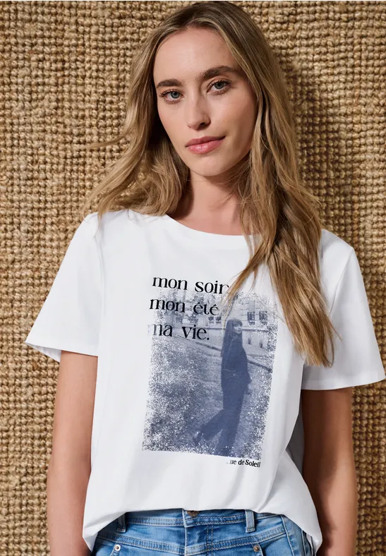 Vrouw in wit T-shirt met Franse tekst 'mon soir, mon été, ma vie' en monochrome foto-print.