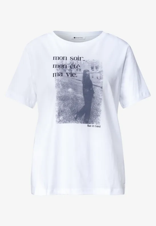 Wit T-shirt met zwart-witfoto en Franse tekst „mon cœur, mon état, ma vie“.
