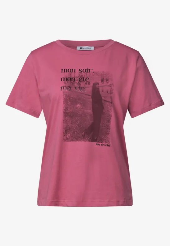Ein pinkes T-Shirt mit schwarz-weißem Foto-Print und französischem Schriftzug.