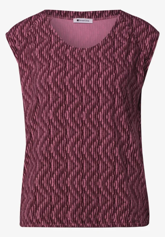 Mouwloos roze-rood topje met golvend patroon en ronde hals.