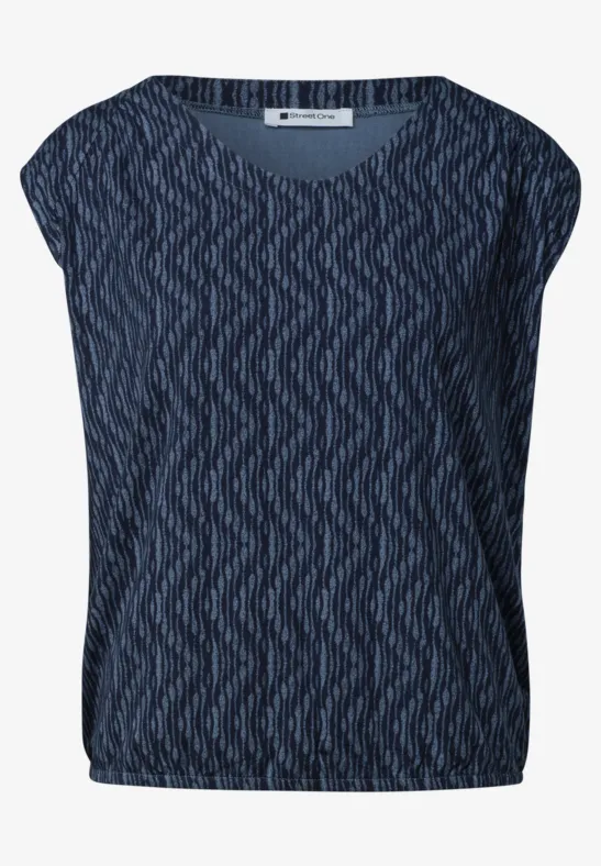Donkerblauw topje met korte mouwen en meerkleurig golvend patroon.