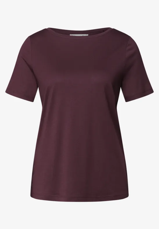 Effen bordeauxrood T-shirt met korte mouwen, minimalistisch, op witte achtergrond.