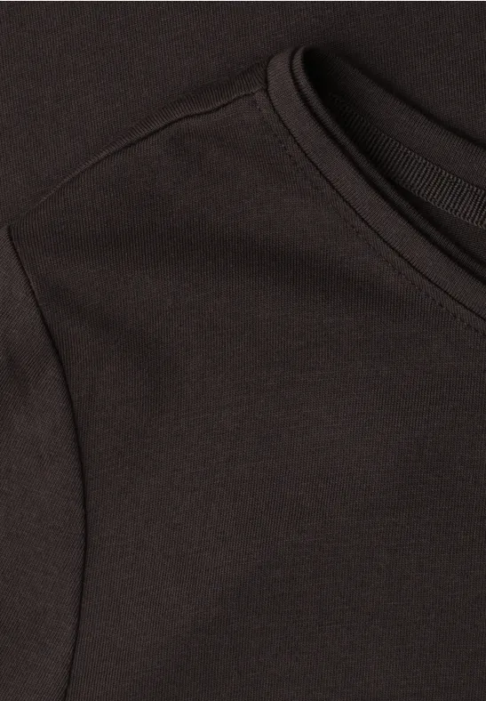 Nahaufnahme eines schwarzen T-Shirts aus Baumwolle.