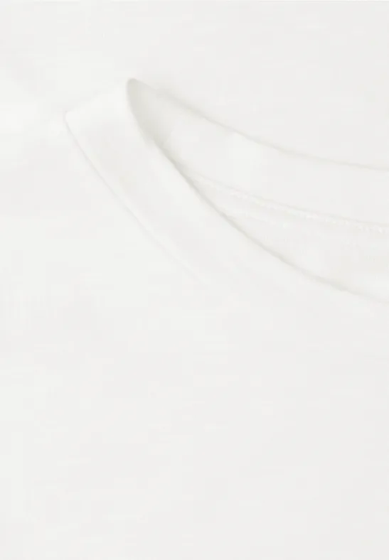 Nahaufnahme eines weißen T-Shirts mit Rundhalsausschnitt und feiner Stoffstruktur.