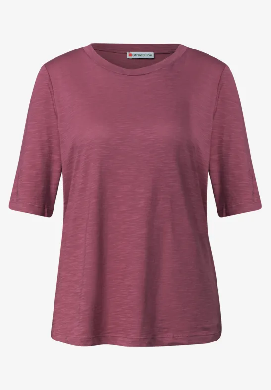 Een eenvoudig T-shirt met korte mouwen in oudroze.