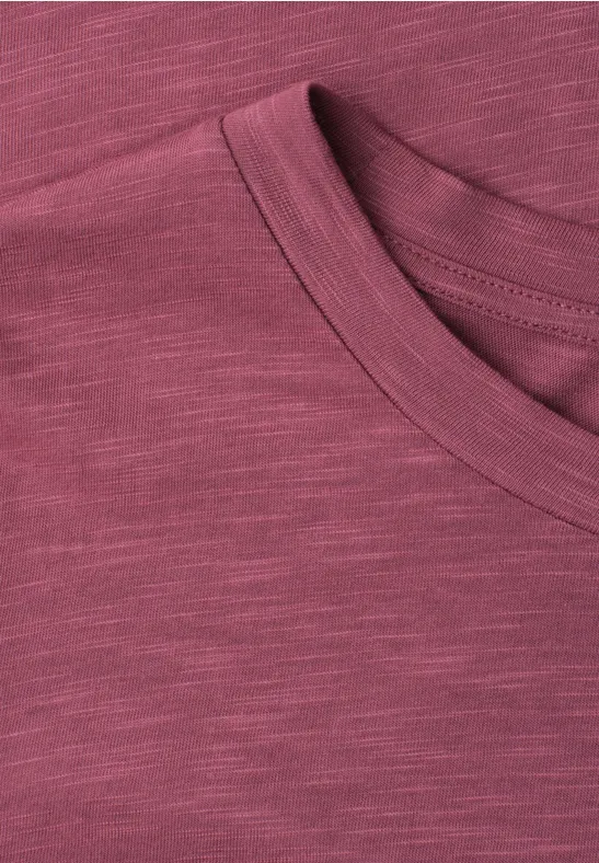 Close-up van een bordeauxrood gemêleerd T-shirt met ronde hals.
