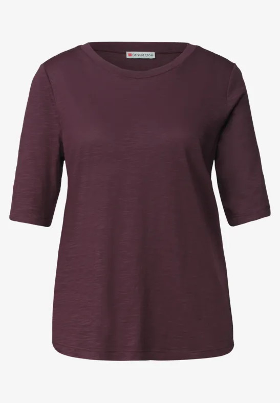 Ein schlichtes, weinrotes T-Shirt mit halblangen Ärmeln und Rundhalsausschnitt.