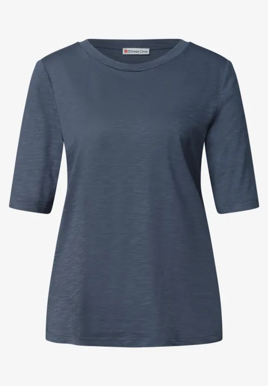 Ein schlichtes, dunkelblaues Damen-T-Shirt mit halblangen Ärmeln aus leicht strukturiertem Stoff.