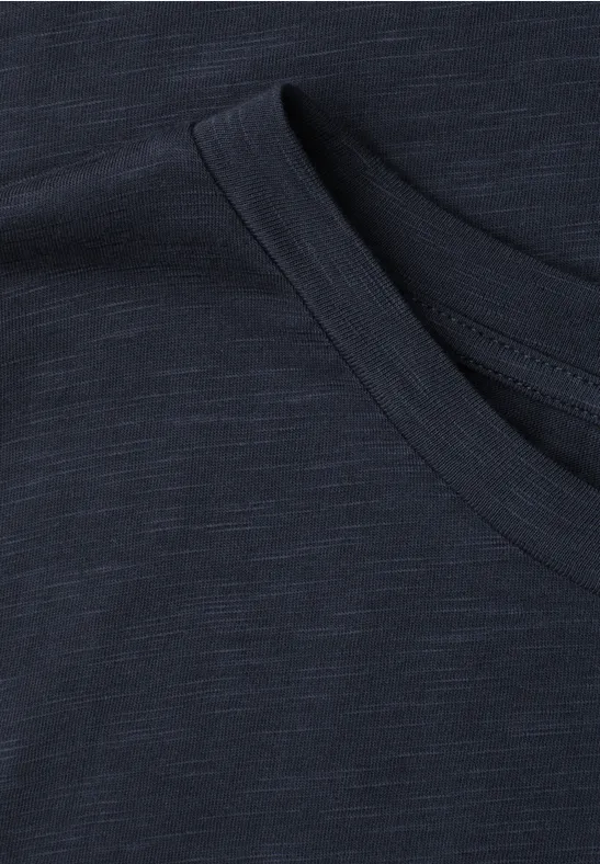 Nahaufnahme eines dunkelblauen T-Shirts mit Rundhalsausschnitt und feiner Stoffstruktur.