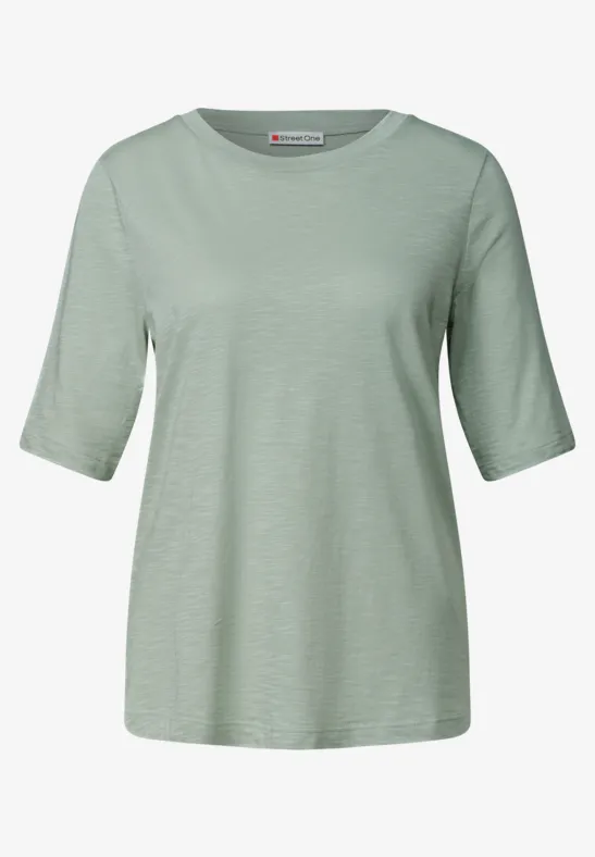 Ein schlichtes, hellgrünes T-Shirt mit halbhohen Ärmeln und lockerem Schnitt.