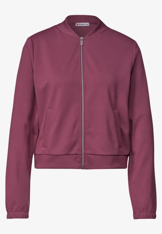 Bordeauxrote Bomberjacke mit Reißverschluss, seitlichen Eingrifftaschen und kurzem Stehkragen.