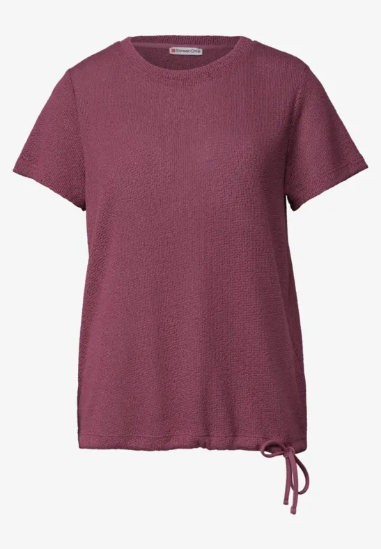 Dames T-shirt in bordeauxrood met ronde hals, korte mouwen en zijdelingse koordsluiting.