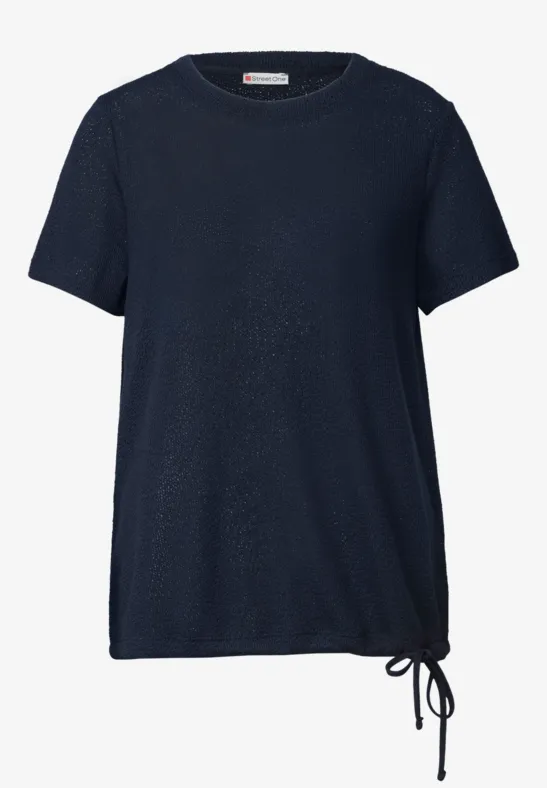 Donkerblauw T-shirt met korte mouwen en een zijsstrik aan de zoom.