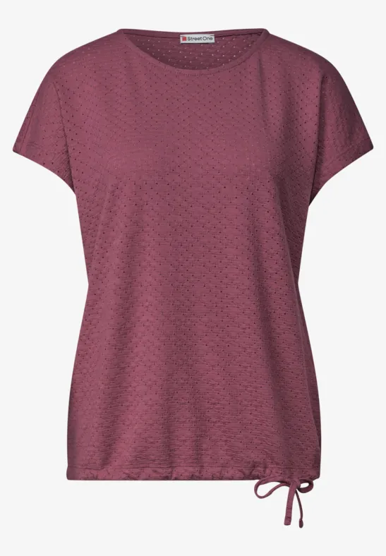 Modisches, bordeauxfarbenes Damenshirt mit strukturiertem Muster, kurzen Ärmeln und lässiger Passform mit Kordelzug-Saum.