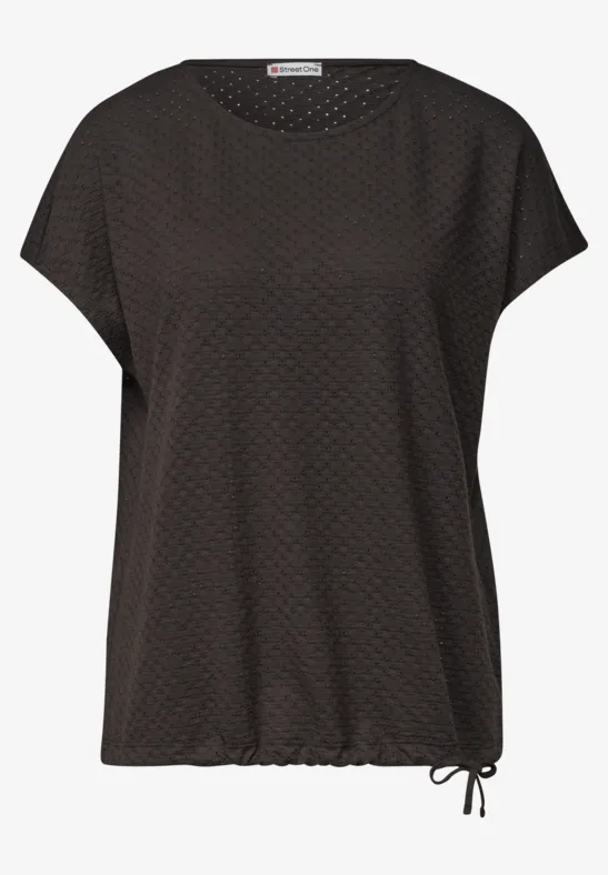 Schwarze Shortslleeve-Bluse mit Rundhalsausschnitt, feinem Punktemuster und seitlicher Kordel am Saum.