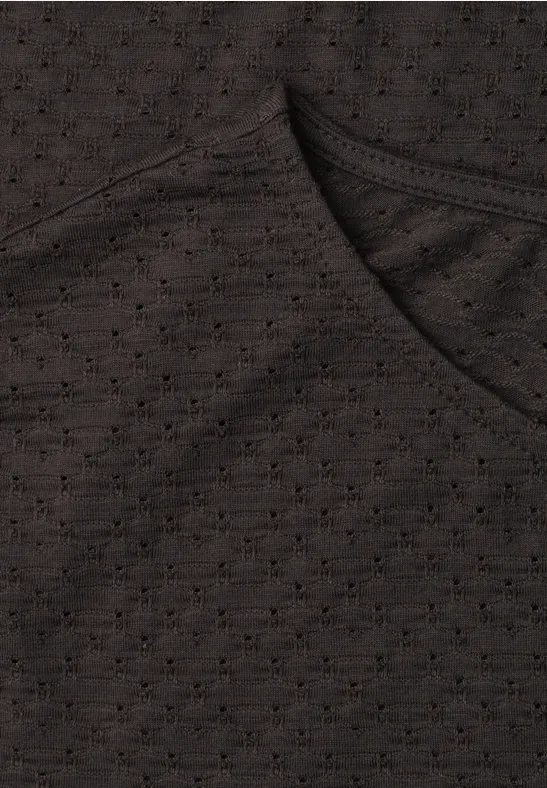 Schwarzes V-Ausschnitt-Shirt mit dezentem Punktmuster und luftiger Struktur.