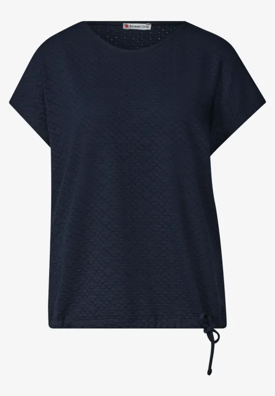 Dunkelblaues T-Shirt mit feinem Rautenmuster, kurzen Ärmeln und seitlicher Kordel am Saum.