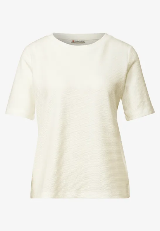 Schlichtes, cremefarbenes T-Shirt mit kurzen Ärmeln auf weißem Hintergrund.