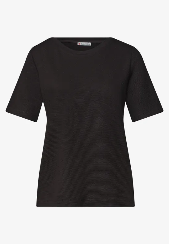 Een eenvoudig zwart T-shirt met korte mouwen tegen een witte achtergrond.