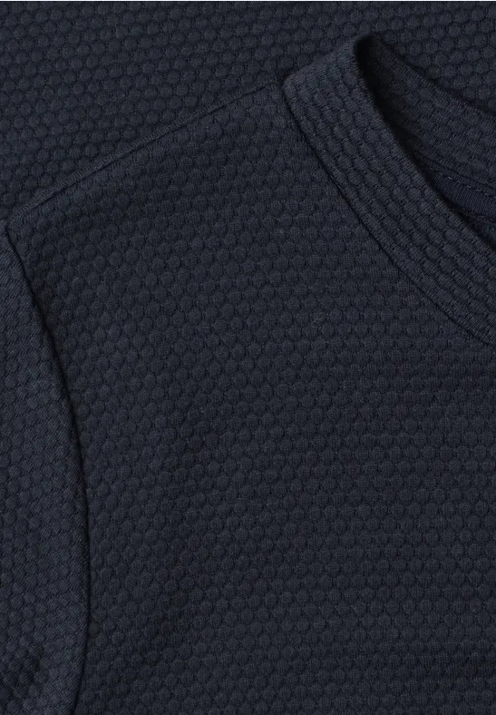 Dunkelblauer Strickstoff mit feiner Wabenstruktur und Rundhalsausschnitt.