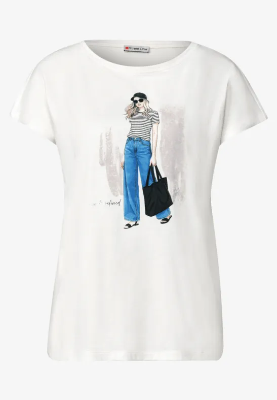 Biały T-shirt z nadrukiem modnej kobiety w niebieskich dżinsach, szarej bluzce i czarnej torbie.