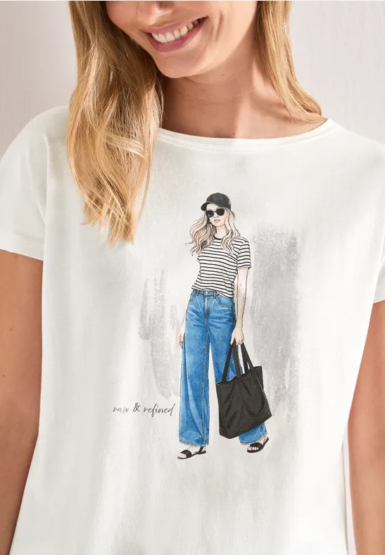 T-shirt z nadrukiem stylowej kobiety w okularach słonecznych, pasiastym topie, dzwonowanych dżinsach i dużej torbie.