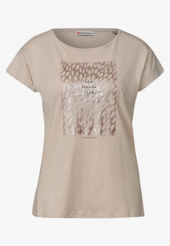 Beiges Damen-T-Shirt mit kurzen Ärmeln und mittigem glänzendem Karomuster.