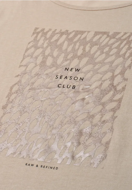 Beiges T-Shirt mit dezentem Metallic-Print, transparenten Elementen und dem Schriftzug 'NEW SEASON CLUB'.