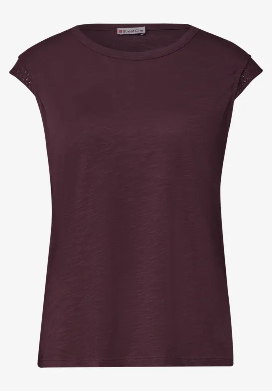 Bordeauxkleurig mouwloos dames-T-shirt met ronde hals en eenvoudig, casual ontwerp.