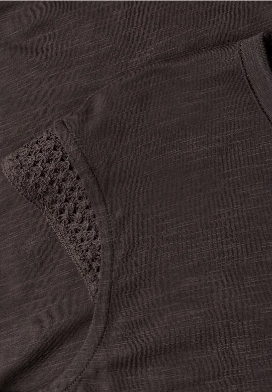 Donkerbruin shirt met gehaakt inzetstuk op de schouder en licht gemêleerde stof.
