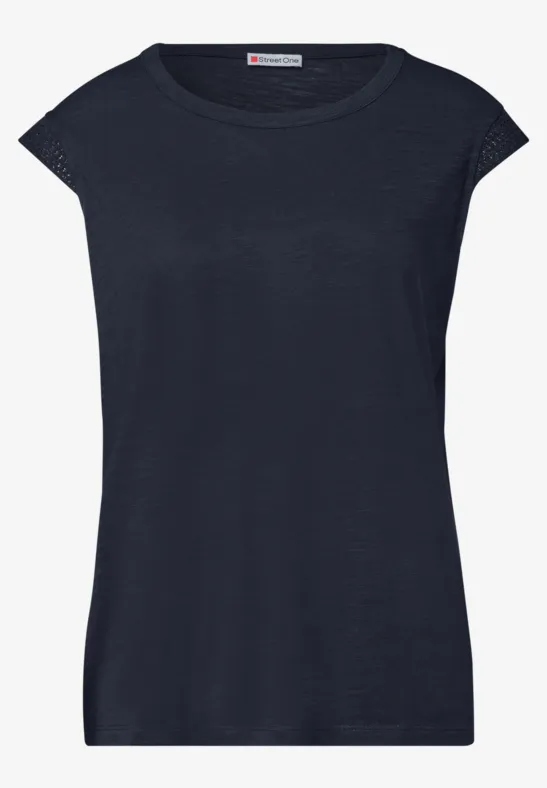 Donkerblauw damesshirt met cap sleeves, ronde hals en een eenvoudig, minimalistisch ontwerp.