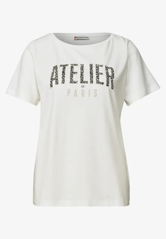 Weißes T-Shirt mit Rundhalsausschnitt und Text "ATELIER PARIS" auf der Brust.